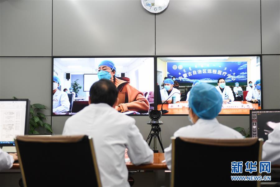 「新华网」特写：远程医疗中心里的生命接力