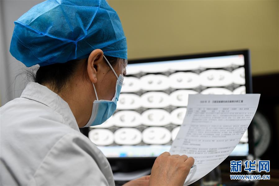 「新华网」特写：远程医疗中心里的生命接力