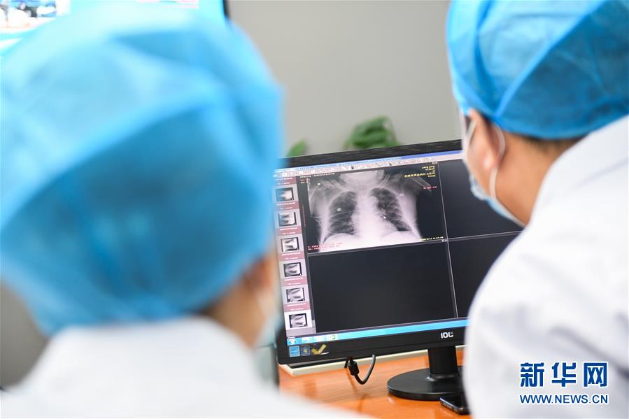「新华网」特写：远程医疗中心里的生命接力