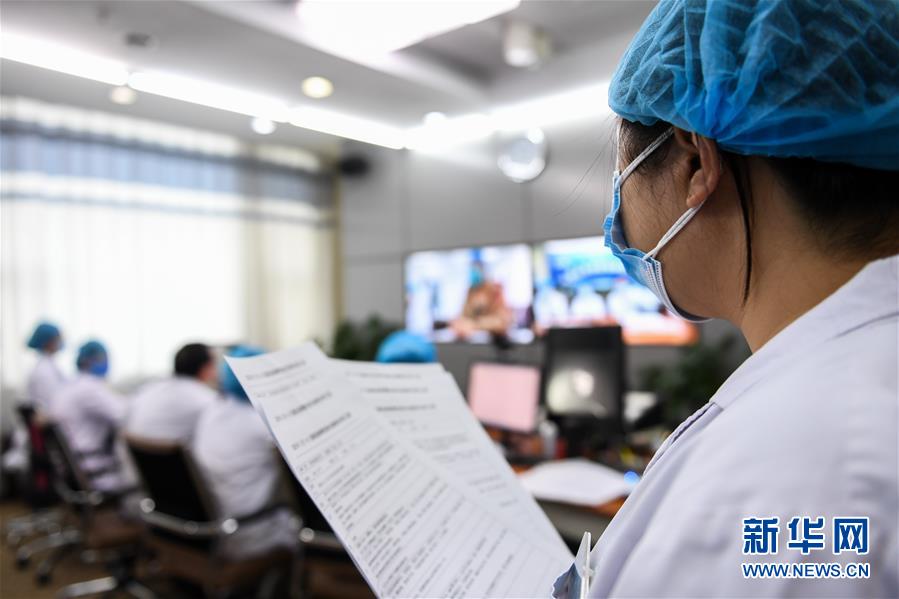 「新华网」特写：远程医疗中心里的生命接力
