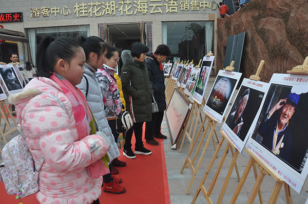 图片默认标题_fororder_观看眉山抗战老兵肖像图片展示。摄影-张清锐