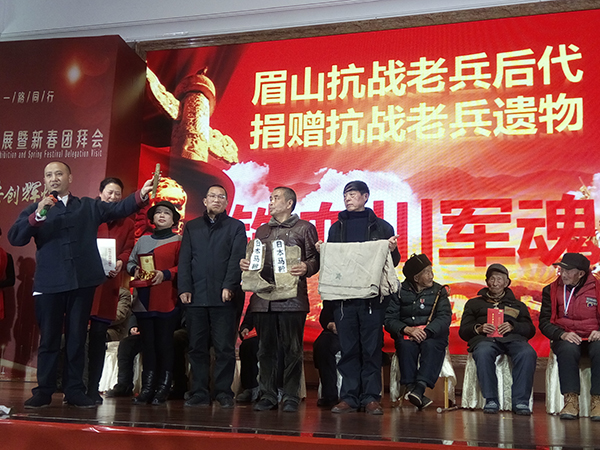 图片默认标题_fororder_抗战老兵后代捐赠抗战老兵遗物。摄影--吕伟利