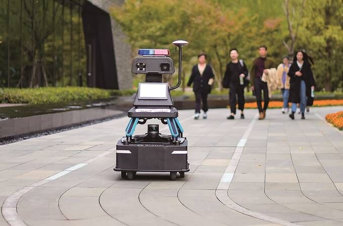 智能安保机器人在南京江心洲园区执勤