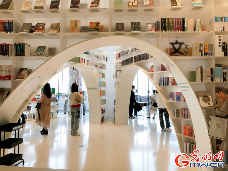 【而立浦东再出发】上海最高书店有多美？