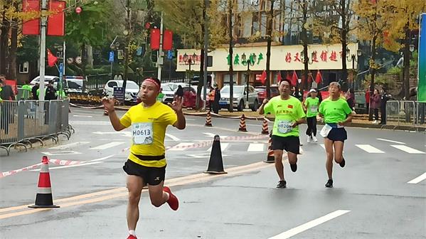 重庆武隆首次半程马拉松赛举行 川渝2000名跑者参赛