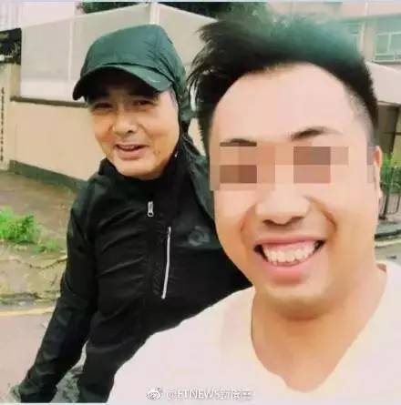 周润发台风天清理路面获赞