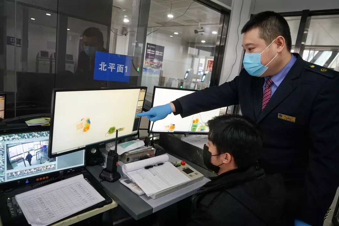 #人民铁道报#父子兵，一起上！ | 战“疫”中的铁路人