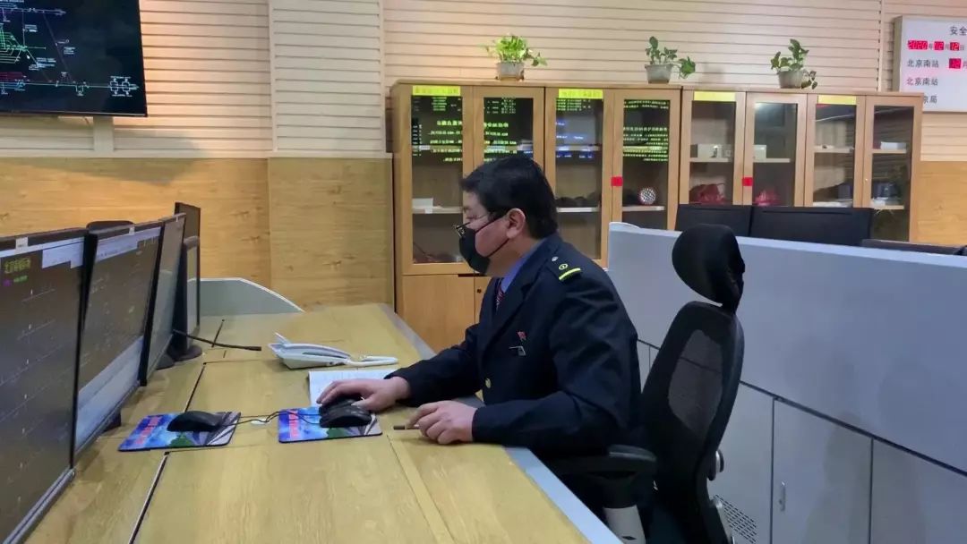 #人民铁道报#父子兵，一起上！ | 战“疫”中的铁路人