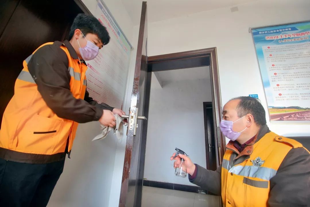 #人民铁道报#父子兵，一起上！ | 战“疫”中的铁路人