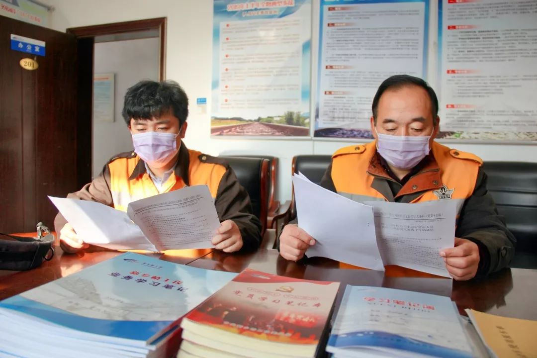 #人民铁道报#父子兵，一起上！ | 战“疫”中的铁路人