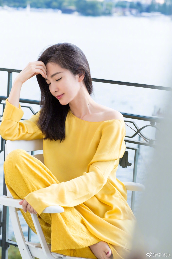 李冰冰阳台臭美 小露香肩低头浅笑顾盼生姿(图)