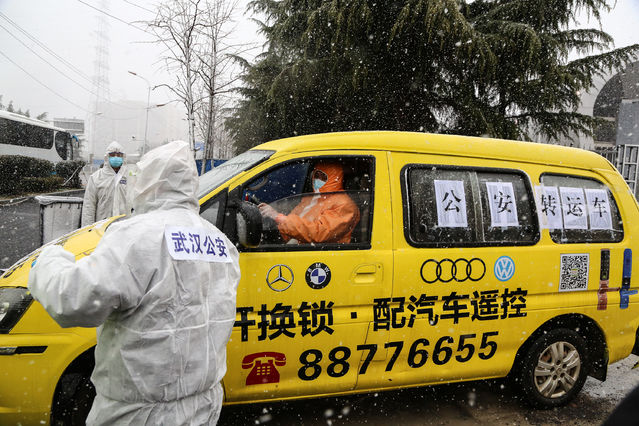 「中国青年报」直击东西湖方舱医院首批患者雪中出舱