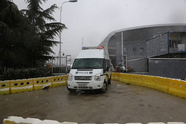 「中国青年报」直击东西湖方舱医院首批患者雪中出舱