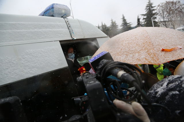 「中国青年报」直击东西湖方舱医院首批患者雪中出舱