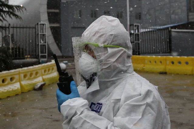 「中国青年报」直击东西湖方舱医院首批患者雪中出舱