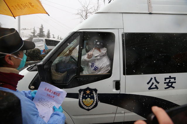 「中国青年报」直击东西湖方舱医院首批患者雪中出舱