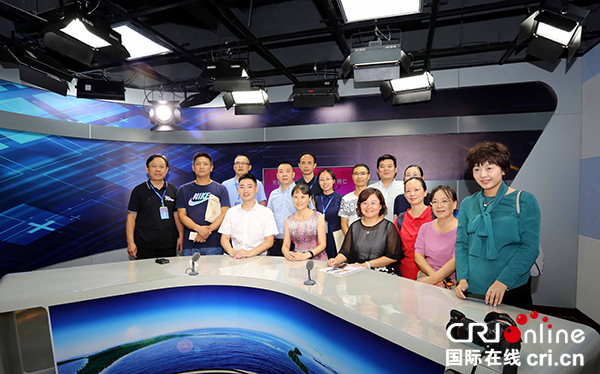 图片默认标题_fororder_参观医院电视演播室