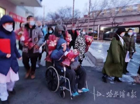 哈尔滨11位患者集体康复出院