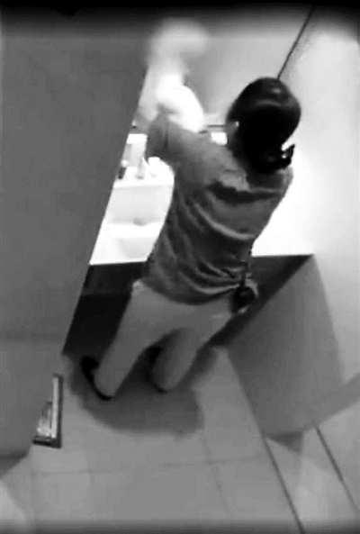 济南全季酒店：网友藏摄像头拍下保洁员用毛巾擦马桶全过程
