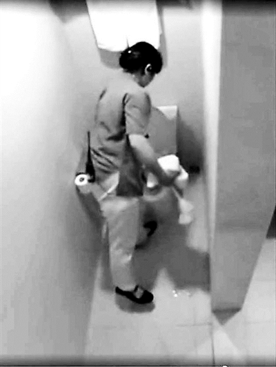 济南全季酒店：网友藏摄像头拍下保洁员用毛巾擦马桶全过程