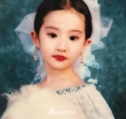 刘亦菲30岁依旧少女感十足 神仙姐姐从小美腻