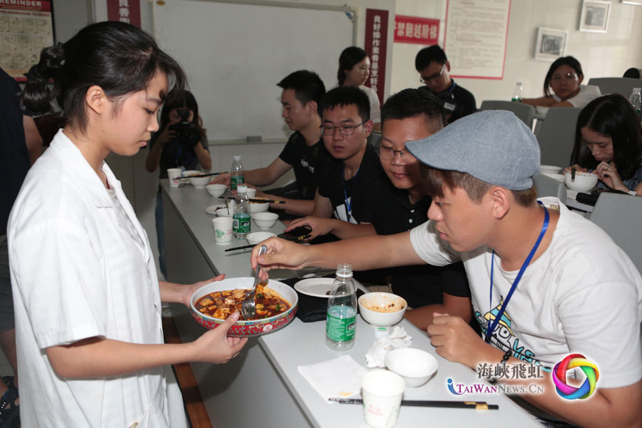 8月24日上午,台湾学生在四川旅游学院品尝中国烹饪大师李晓现场制作