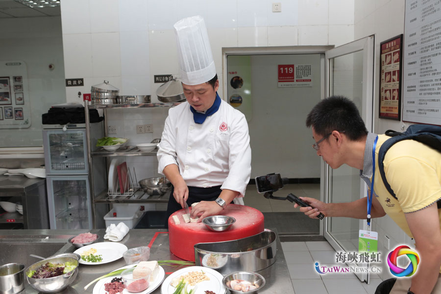 8月24日上午,两岸学生到四川旅游学院参观,中国烹饪大师李晓教授讲解