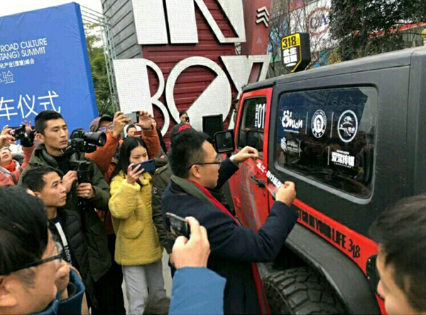 图片默认标题_fororder_2为车队头车贴上“西行起点”车贴