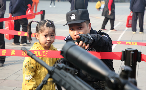 重庆九龙坡区：“最美民警进万家” 小朋友立志长大当警察