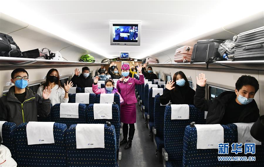 #新华网#务工人员返程专列开行