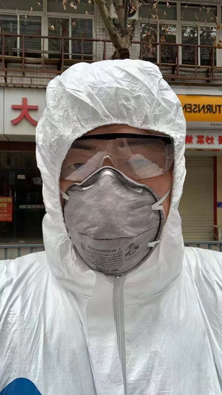 「人民日报」快递小哥搞定金银潭医护难题：我送的不是快递，是救