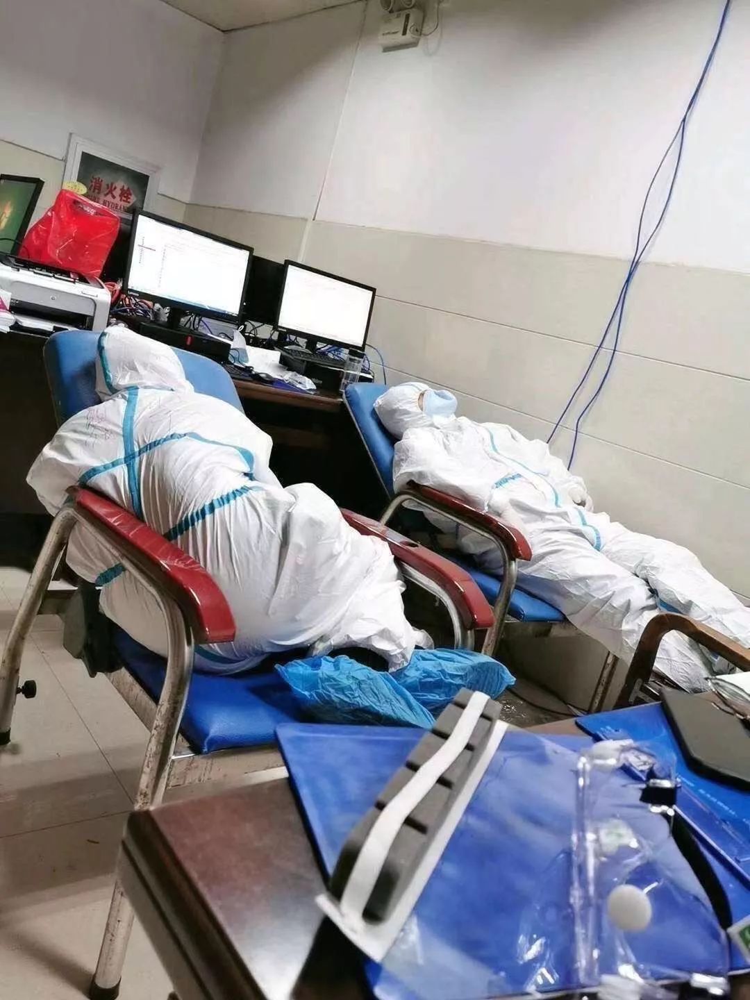 「人民日报」快递小哥搞定金银潭医护难题：我送的不是快递，是救