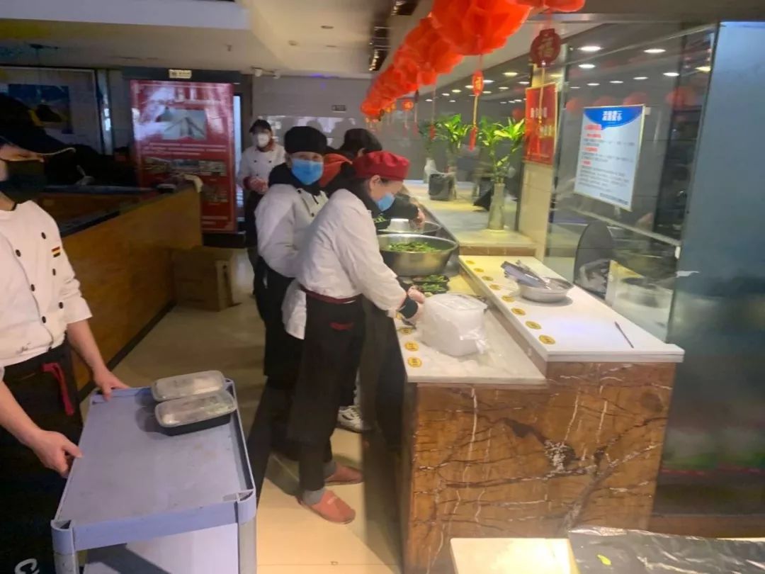 「人民日报」快递小哥搞定金银潭医护难题：我送的不是快递，是救