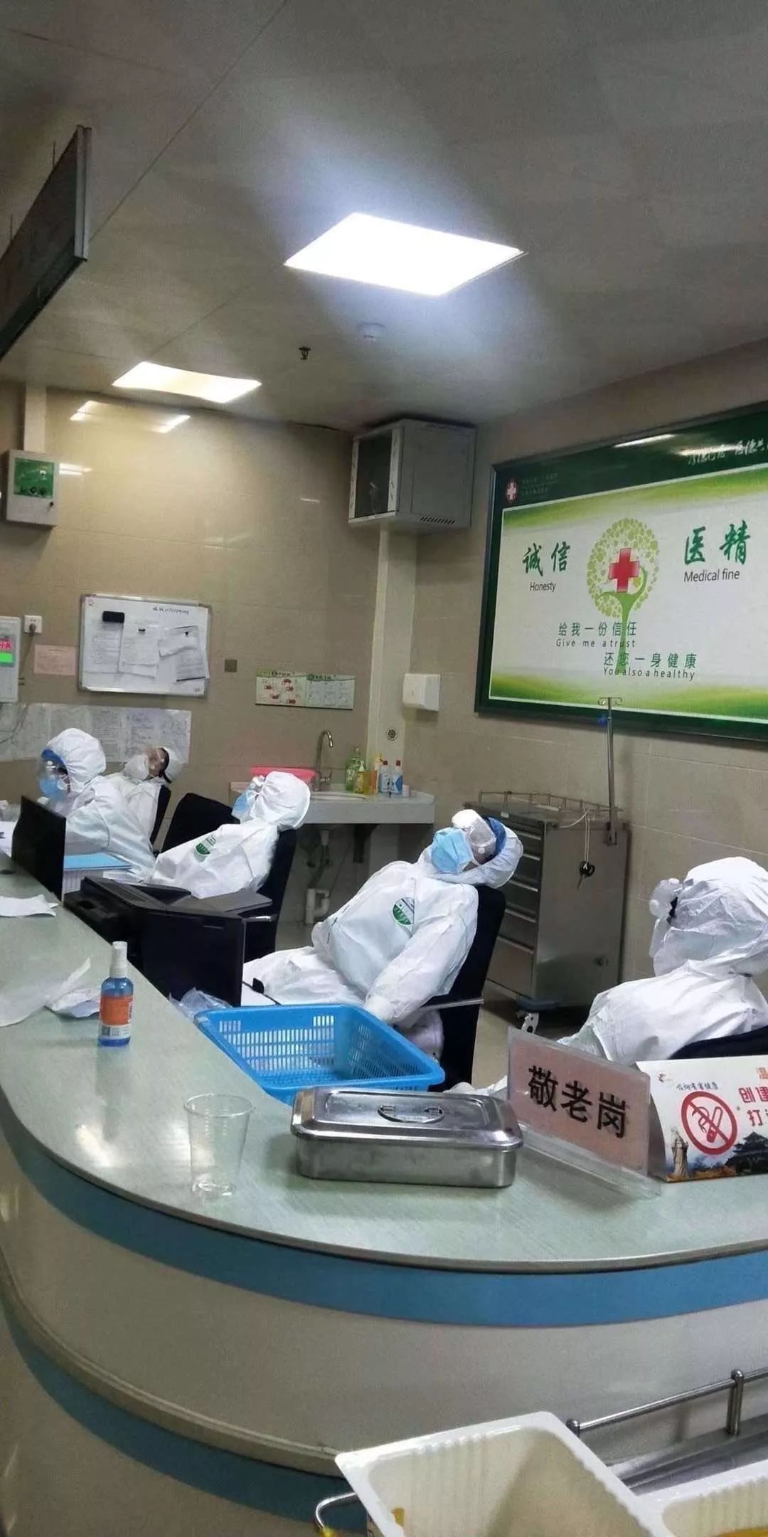 「人民日报」快递小哥搞定金银潭医护难题：我送的不是快递，是救