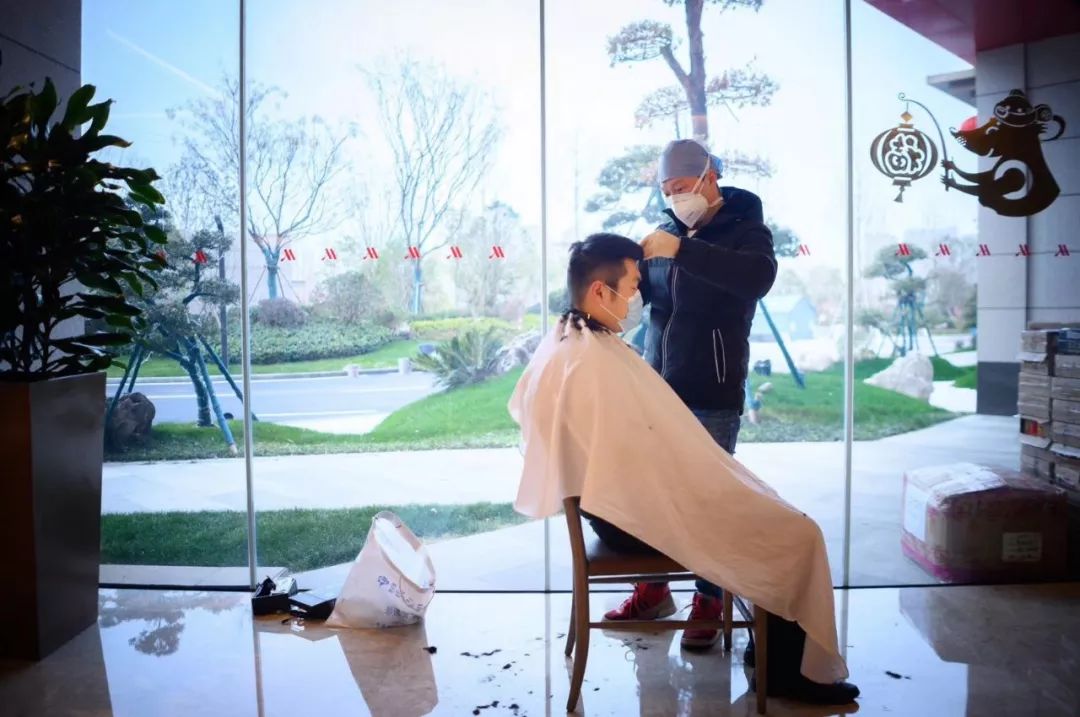 「人民日报」快递小哥搞定金银潭医护难题：我送的不是快递，是救