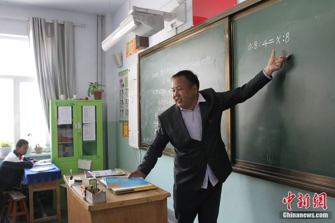 患癌六年仍坚守讲台的乡村老教师:看到孩子就忘了病