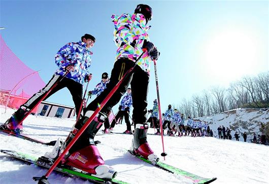 保康县横冲国际滑雪场吸引众多滑雪爱好者
