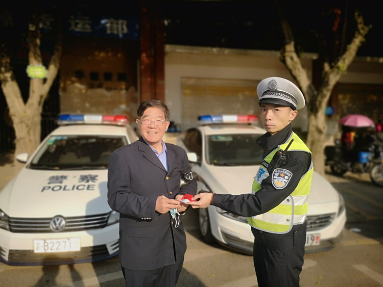 重庆渝中：外地游客丢失身份证和火车票 发车前5小时民警及时归还