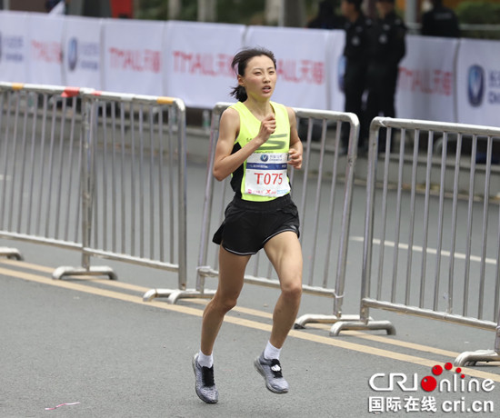 【CRI专稿 列表】2019重庆国际马拉松赛激情开跑