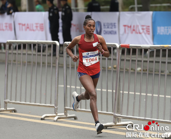 【CRI专稿 列表】2019重庆国际马拉松赛激情开跑