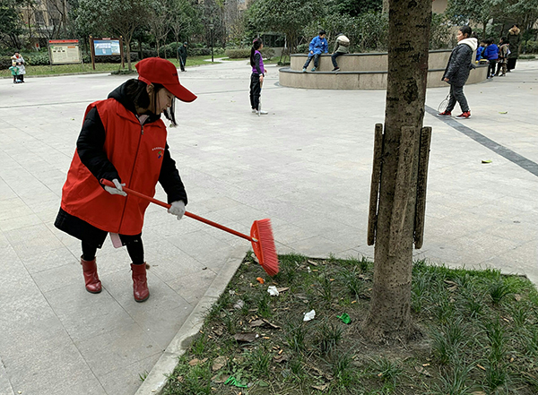 志愿者打扫卫生(成都市温江区天府街道 供图)