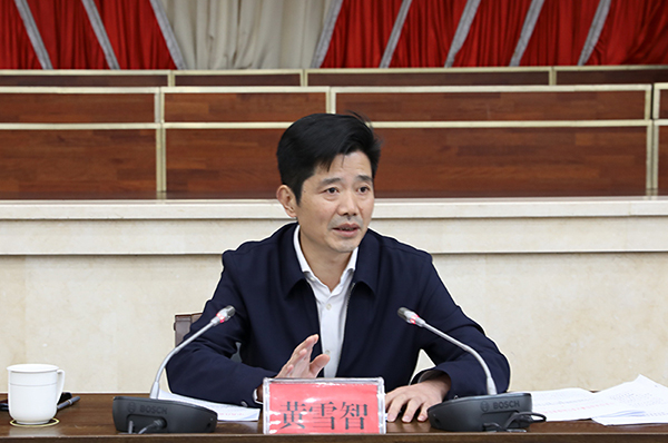 沿滩区委书记黄雪智讲话沿滩区委书记黄雪智指出《规划建议》是汇聚