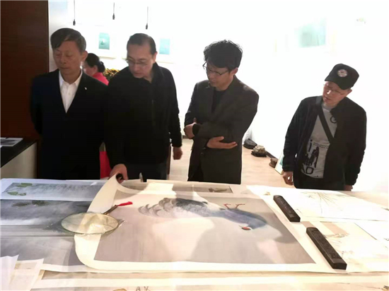 画家张任荣工笔花鸟画精品展在泰州东方红画廊展出