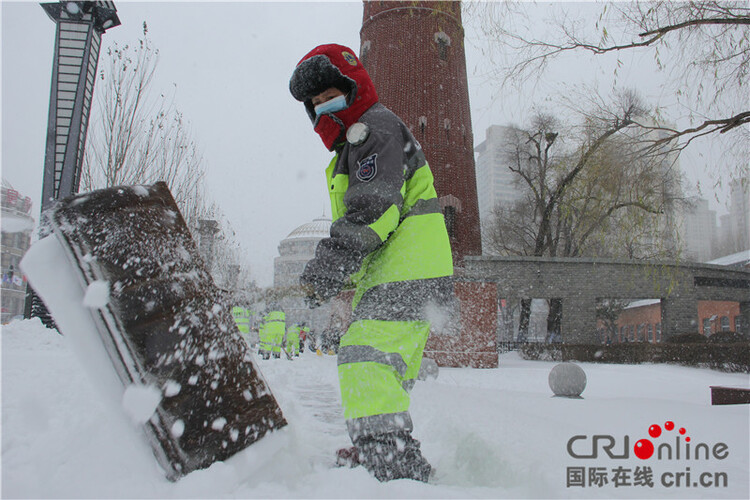 迎战暴风雪 致敬暴雪中最可爱的人