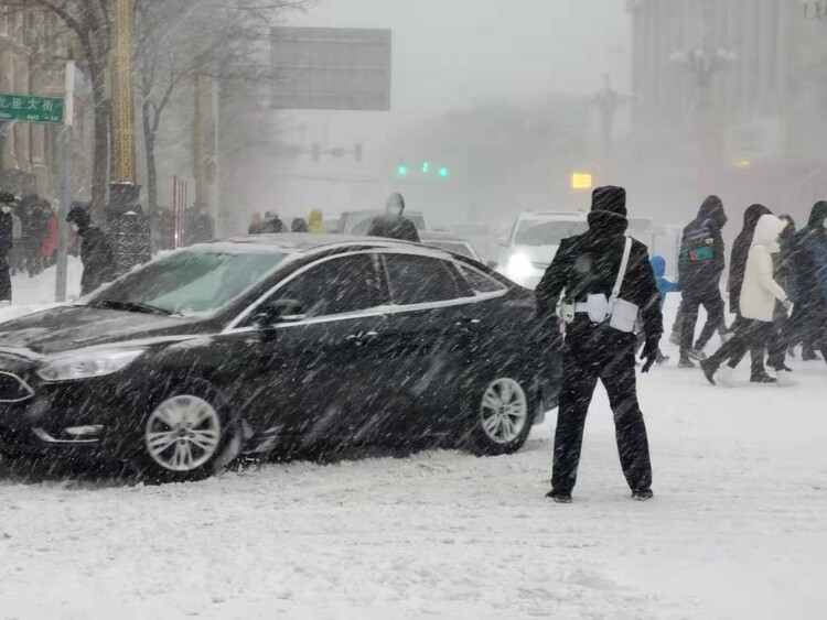 迎战暴风雪 致敬暴雪中最可爱的人