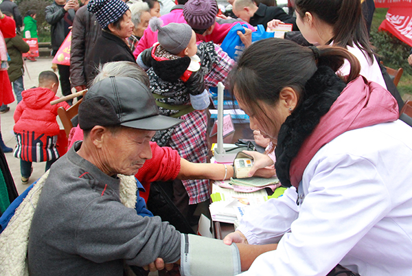图片默认标题_fororder_活动现场为村民免费体检