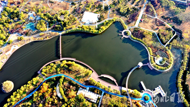 2020年11月19日拍摄的河北省石家庄市环城水系泊水公园.