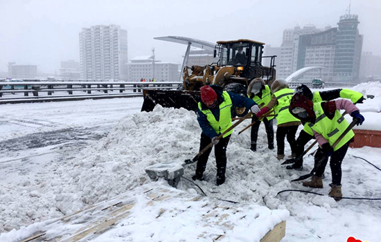 18【吉林供稿】延吉市城管部门全员出动清雪 保道路畅通