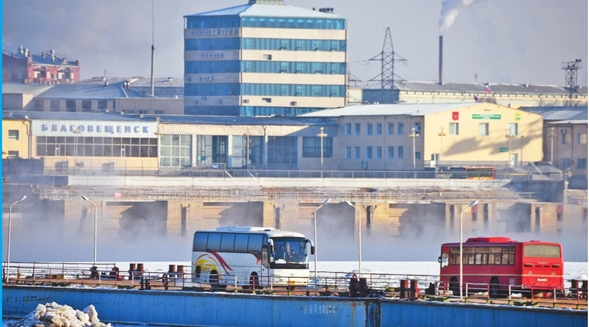 黑河-布市口岸旅检开通浮箱固冰通道客运运输