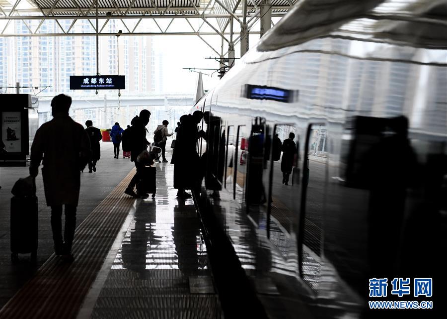新华网：四川首趟定制务工人员返程专列开行